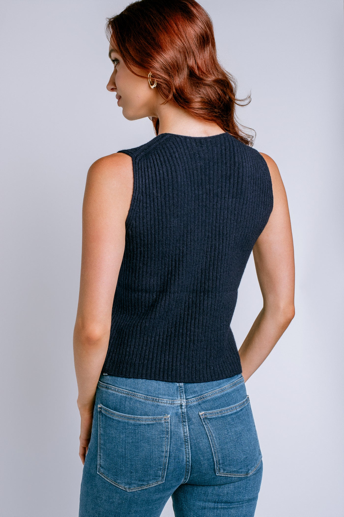 Milio Milano Ribbed V-Neck Sleeveless Knit Top