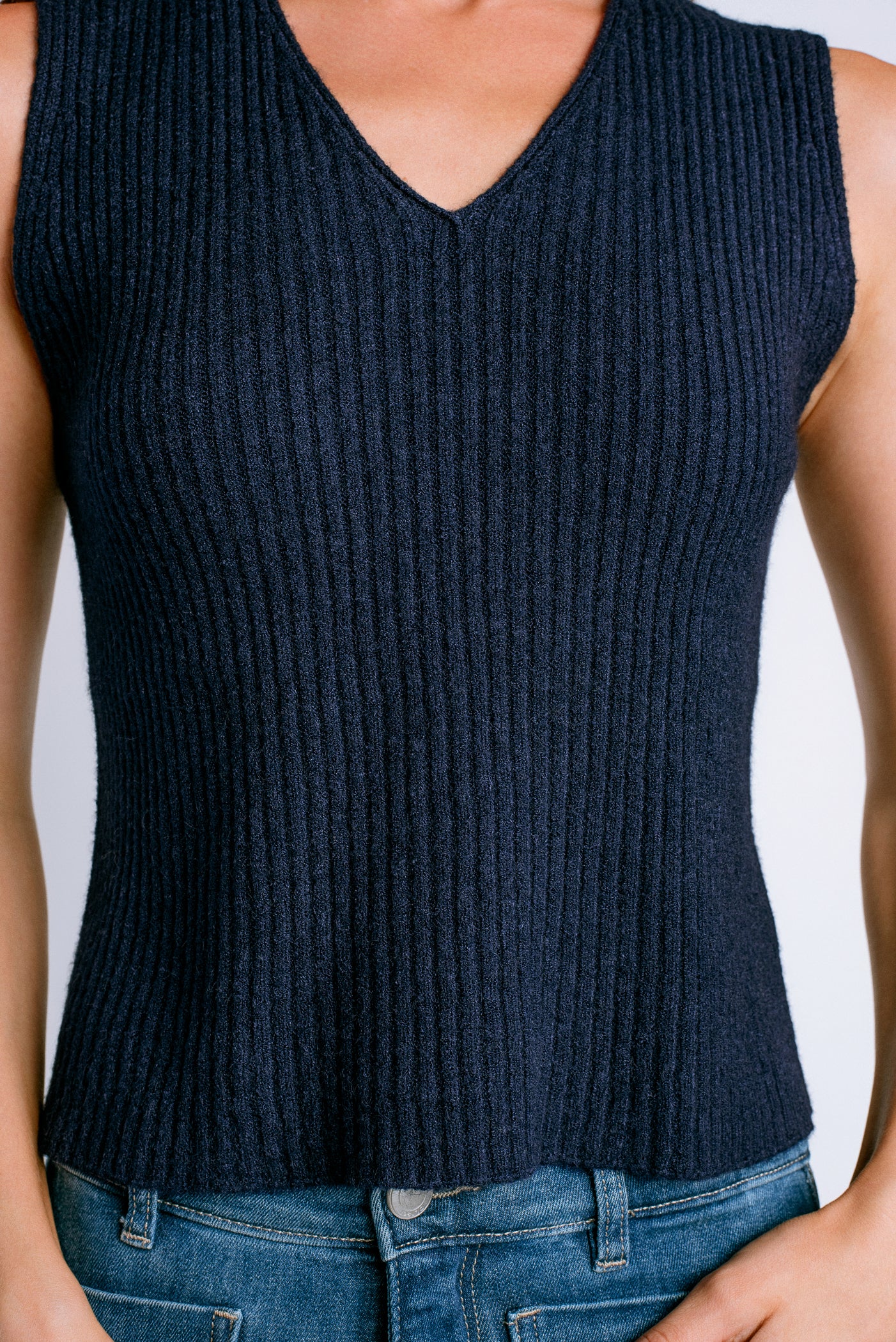 Milio Milano Ribbed V-Neck Sleeveless Knit Top